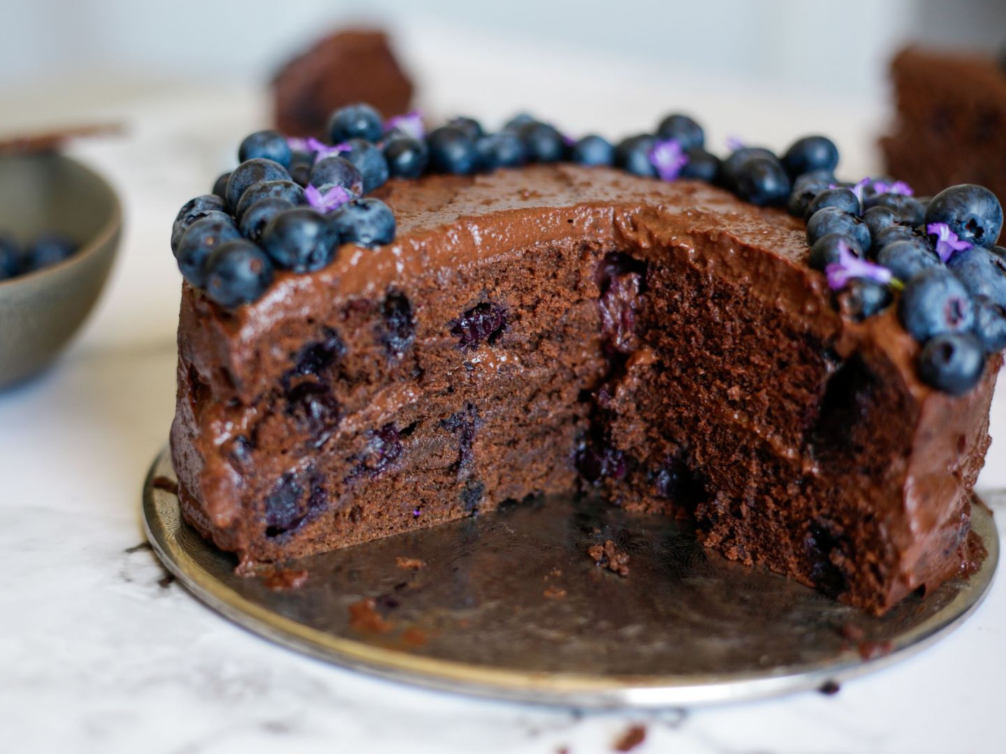 Schoko-Heidelbeer-Kuchen aufgeschnitten