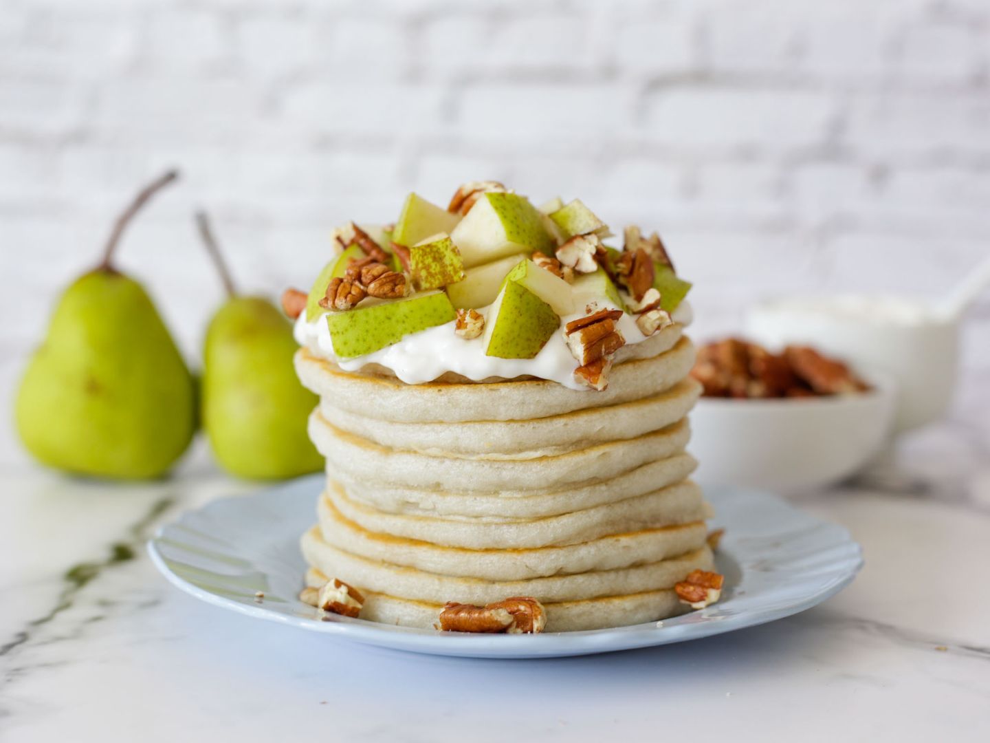 Vegane Pancakes mit 3 Zutaten auf einem Teller, gestapelt