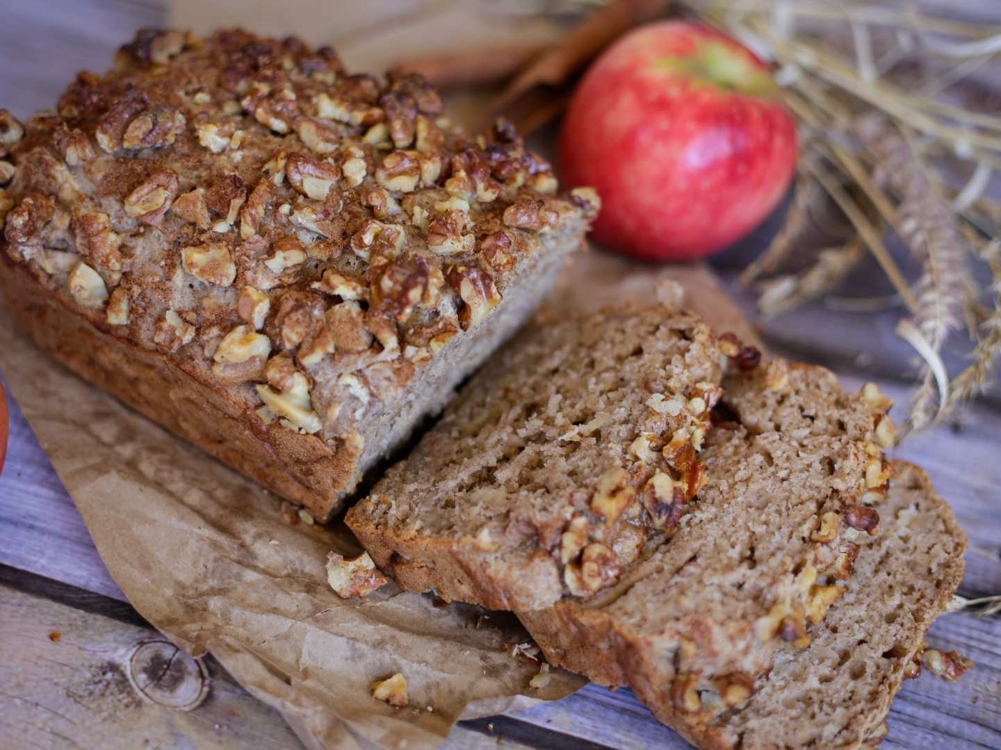 Gesundes Apfelbrot (vegan) geschnitten