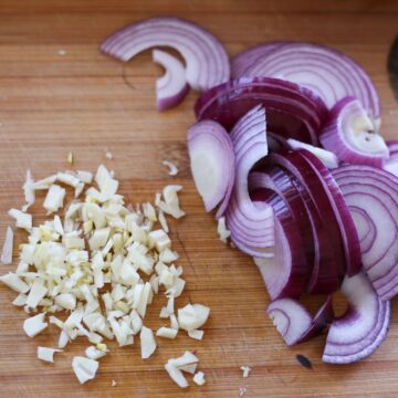 Zubereitung: Zwiebel und Knoblauch hacken